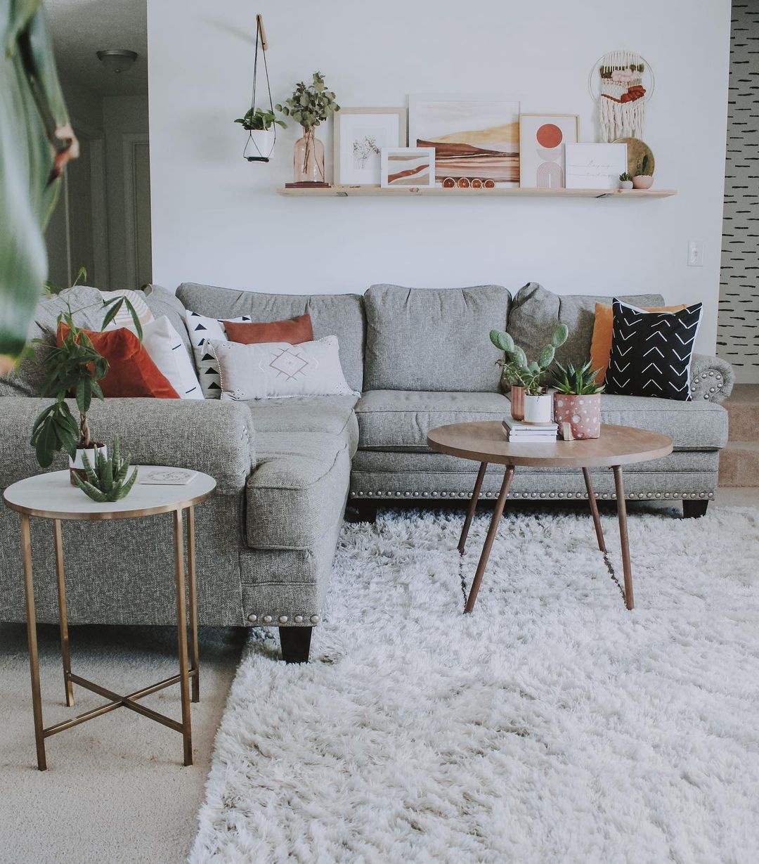 How To Decorate A Carpeted Living Room: 10 Stylish Tips