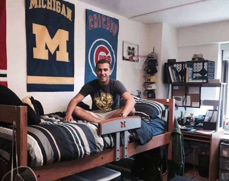 How To Decorate Dorm Room For Guys